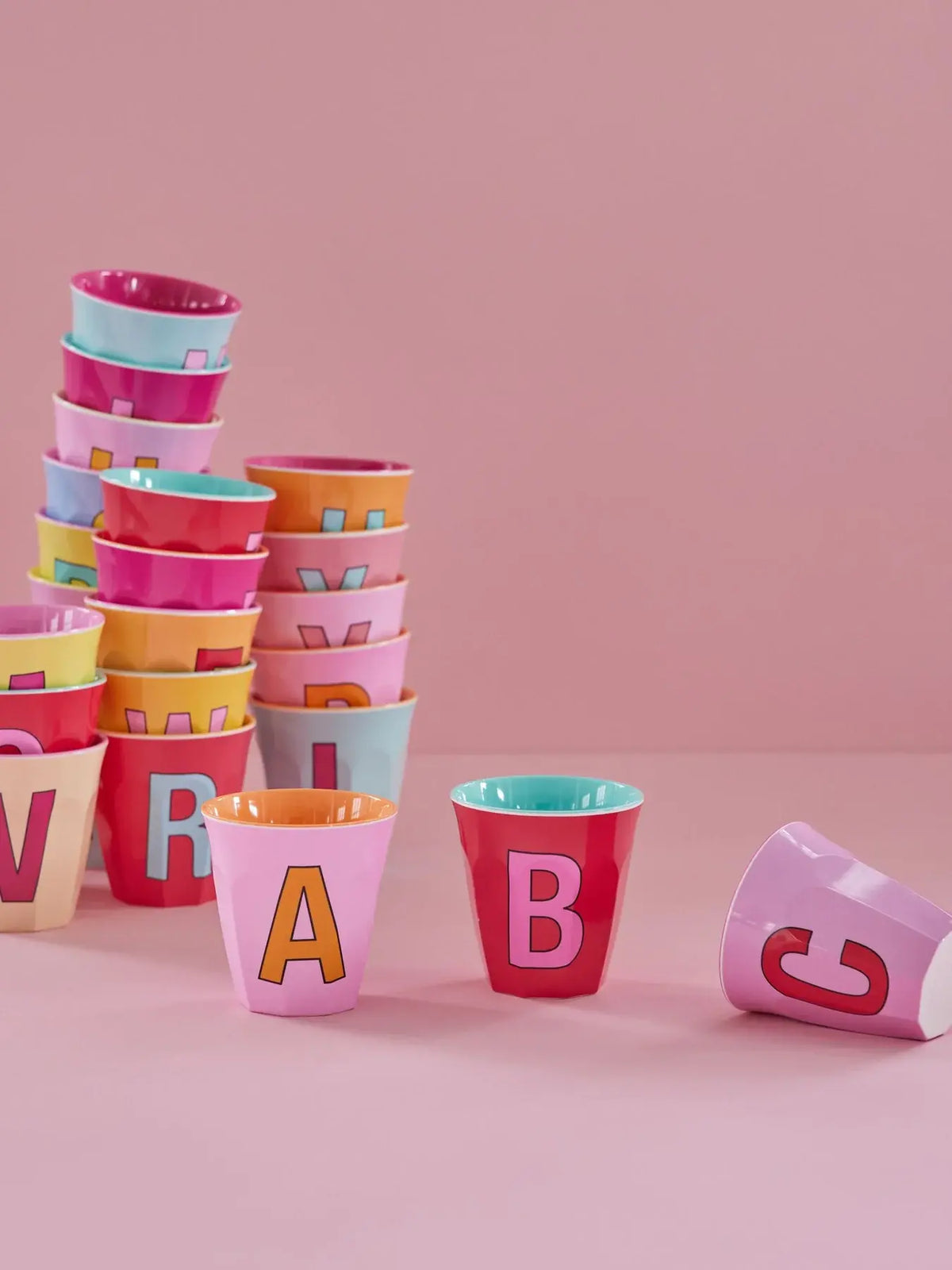 Gobelet en Mélamine Rose avec Lettre de l'Alphabet