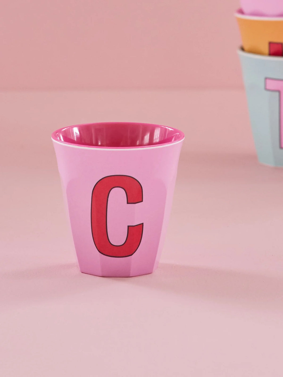 Gobelet en Mélamine Rose avec Lettre de l'Alphabet