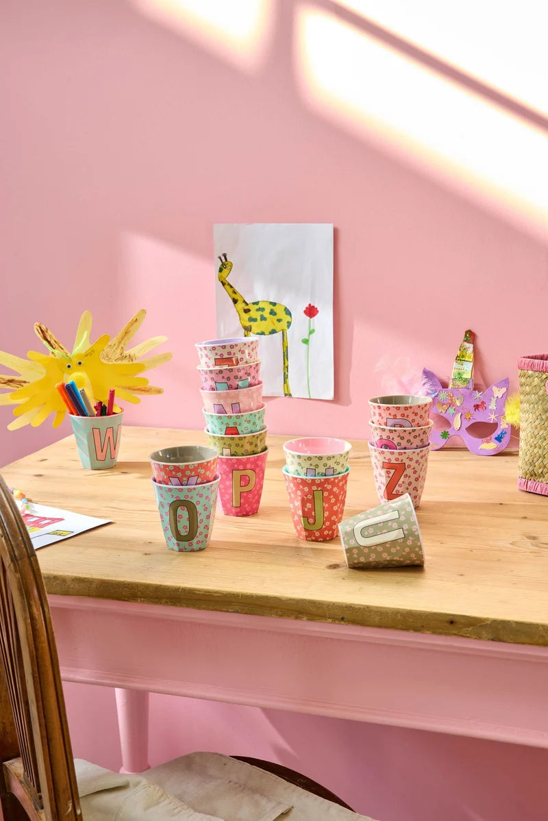 Tasse avec lettre de l'Alphabet Médium - Flowers